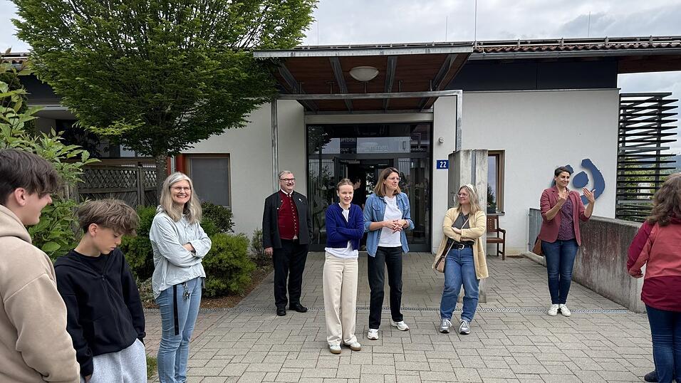 Die Begrüßung fand vor der Wohnstätte statt. Die Begrüßung fand vor der Wohnstätte statt.