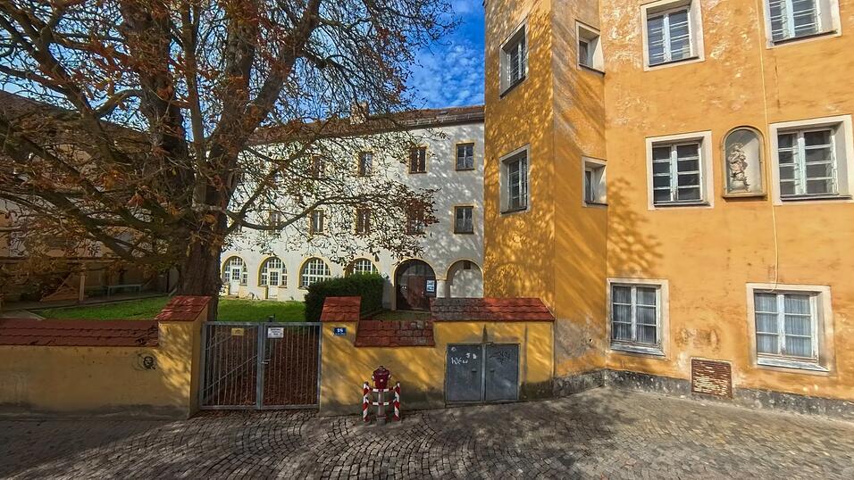 Der Dechanthof in der Bürg sieht seiner Zukunft entgegen - nicht mehr als Stadtverwaltungsdomizil, wahrscheinlich eher Wohnraum mit Burgtheatersaal als Kultur-Location in der Innenstadt. Der Dechanthof in der Bürg sieht seiner Zukunft entgegen - nicht mehr als Stadtverwaltungsdomizil, wahrscheinlich eher Wohnraum mit Burgtheatersaal als Kultur-Location in der Innenstadt.