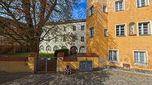 Der Dechanthof in der Bürg sieht seiner Zukunft entgegen - nicht mehr als Stadtverwaltungsdomizil, wahrscheinlich eher Wohnraum mit Burgtheatersaal als Kultur-Location in der Innenstadt.