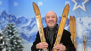 Ex-Skirennfahrer Christian Neureuther verschenkt an Weihnachten Gegenstände in Erinnerung an seine verstorbene Frau.