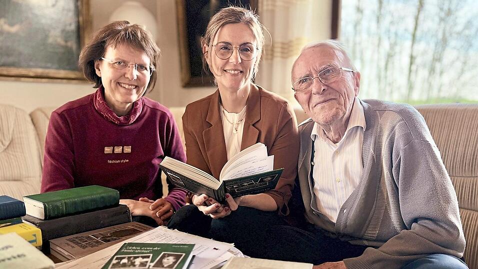 Freuen sich &uuml;ber das Lebenswerk: Dr. Rudolf Ziesler, Tochter Cornelia Griesbeck und Autorin Diana Binder (Mitte).