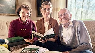 Freuen sich &uuml;ber das Lebenswerk: Dr. Rudolf Ziesler, Tochter Cornelia Griesbeck und Autorin Diana Binder (Mitte).
