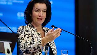 Forschungsministerin Dorothee B&auml;r h&auml;lt die Quantenkommunikation f&uuml;r einen zentralen Baustein der digitalen Infrastruktur. (Archivbild)