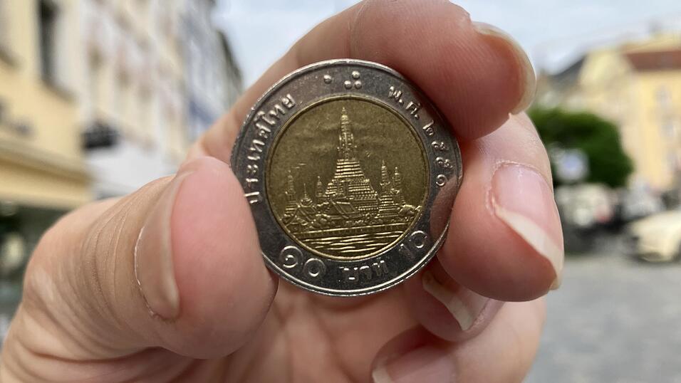 Ist nur rund 26 Cent wert und sieht auf den ersten Blick aus wie eine Zwei-Euro-Münze: Zehn thailändische Baht. Ist nur rund 26 Cent wert und sieht auf den ersten Blick aus wie eine Zwei-Euro-Münze: Zehn thailändische Baht.