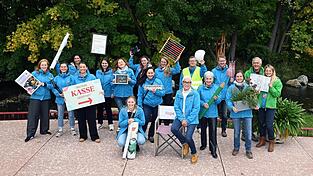 Geschäftsführerin Claudia Knoll (Siebte von rechts) zusammen mit ihrem Further Gartenschau-Organisations-Team, dem sie eine sehr gute Leistung und viel Engagement bescheinigt.