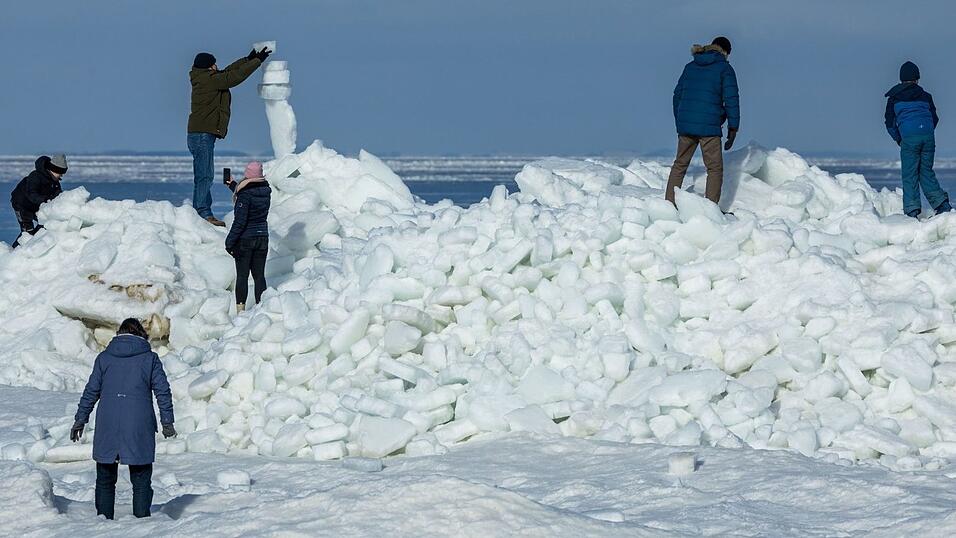 Str&ouml;mung und Wind treiben das Eis der Ostsee an den Strand vor Zempin auf Usedom.
