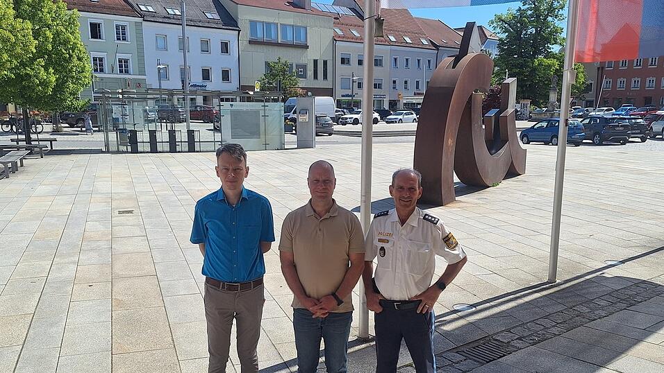 Erster Polizeihauptkommissar Elmar Kastl (rechts) pr&auml;sentierte B&uuml;rgermeister Thomas Etschmann (2.v.r.) und Ordnungsamtsleiter Michael Kainz (l.) die Kriminalstatistik f&uuml;r 2025.