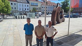 Erster Polizeihauptkommissar Elmar Kastl (rechts) präsentierte Bürgermeister Thomas Etschmann (2.v.r.) und Ordnungsamtsleiter Michael Kainz (l.) die Kriminalstatistik für 2025. Erster Polizeihauptkommissar Elmar Kastl (rechts) präsentierte Bürgermeister Thomas Etschmann (2.v.r.) und Ordnungsamtsleiter Michael Kainz (l.) die Kriminalstatistik für 2025.