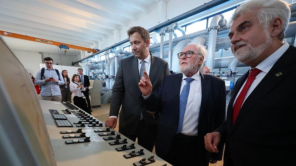 Finanzminister Lars Klingbeil &uuml;bergab in Halle (Sachsen-Anhalt) den F&ouml;rderbescheid f&uuml;r ein Wasserwerk.