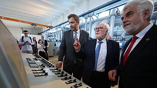 Finanzminister Lars Klingbeil übergab in Halle (Sachsen-Anhalt) den Förderbescheid für ein Wasserwerk. Finanzminister Lars Klingbeil übergab in Halle (Sachsen-Anhalt) den Förderbescheid für ein Wasserwerk.