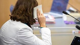 Die wegen Mordes angeklagte Frau zu Prozessbeginn im Landgericht Regensburg.