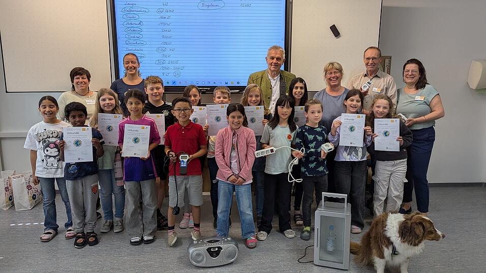 Zum Abschluss der Energiewerkstatt an insgesamt neun Grundschulklassen besuchten Klimaschutzmanagerin Melanie Falkenstein und Bürgermeister Josef Dollinger die 3a. Zum Abschluss der Energiewerkstatt an insgesamt neun Grundschulklassen besuchten Klimaschutzmanagerin Melanie Falkenstein und Bürgermeister Josef Dollinger die 3a.