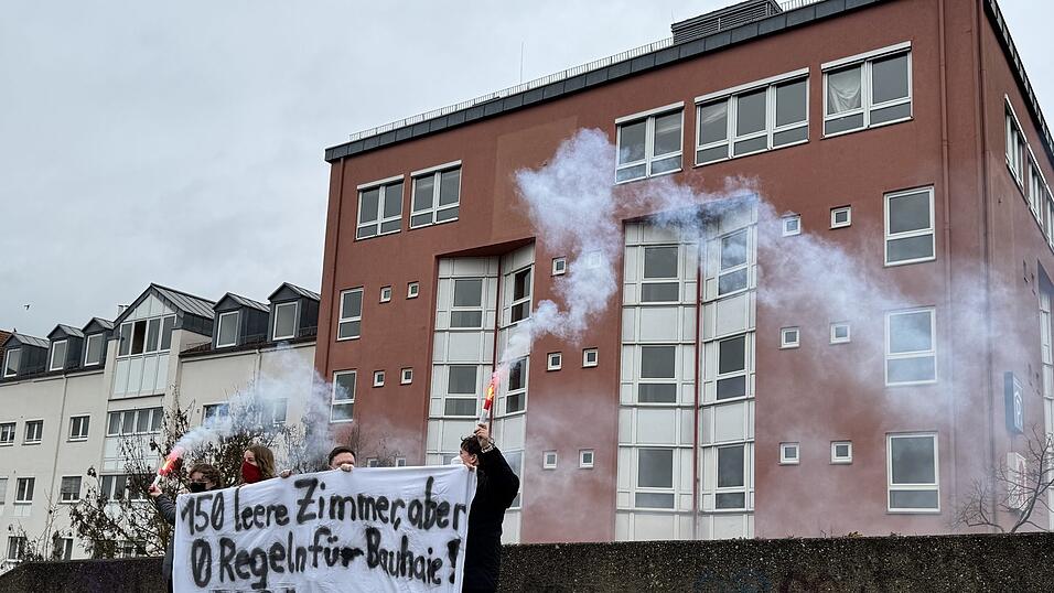 Studierende und Azubis prangern vor leerem Hotel Stadtpolitik an. Studierende und Azubis prangern vor leerem Hotel Stadtpolitik an.