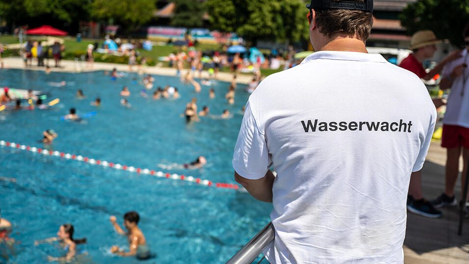In Bädern gilt: Die Wasserwacht muss Aufsicht haben. Nur dann darf man ins Wasser. In Bädern gilt: Die Wasserwacht muss Aufsicht haben. Nur dann darf man ins Wasser.