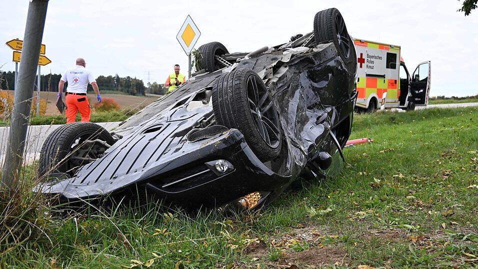 Ein Abschlepper barg die nicht mehr fahrbereiten Autos. 