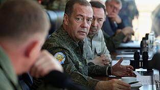 Medwedew wirft der Bundesregierung die Unterdrückung der Opposition in Deutschland vor. (Archivbild) Medwedew wirft der Bundesregierung die Unterdrückung der Opposition in Deutschland vor. (Archivbild)