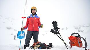 Eine Sonde zum Orten von Versch&uuml;tteten unter dem Schnee und eine Schaufel geh&ouml;ren zur Grundausr&uuml;stung abseits der Piste.