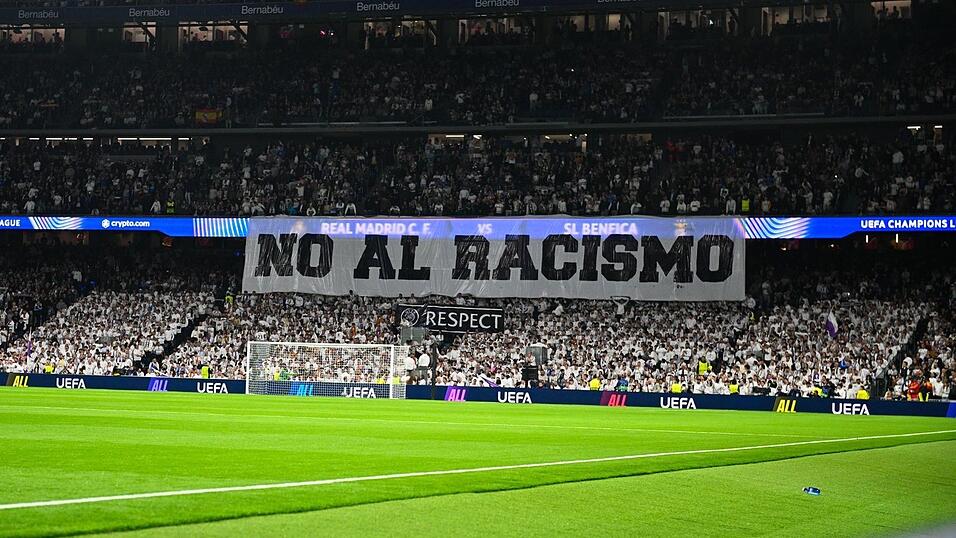 Madrider Fans antworteten nach dem Rassismus-Vorfall im Hinspiel mit diesem Banner.