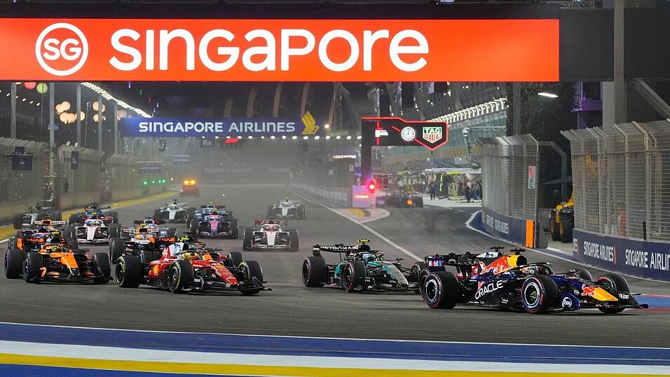 Max Verstappen gibt in Singapur Gas. Max Verstappen gibt in Singapur Gas.