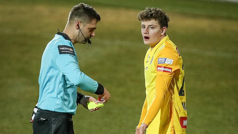 Er kann es nicht fassen: Eric Martel (rechts) sieht gleich in seinem ersten Pflichtspiel für Austria Wien Gelb-Rot.