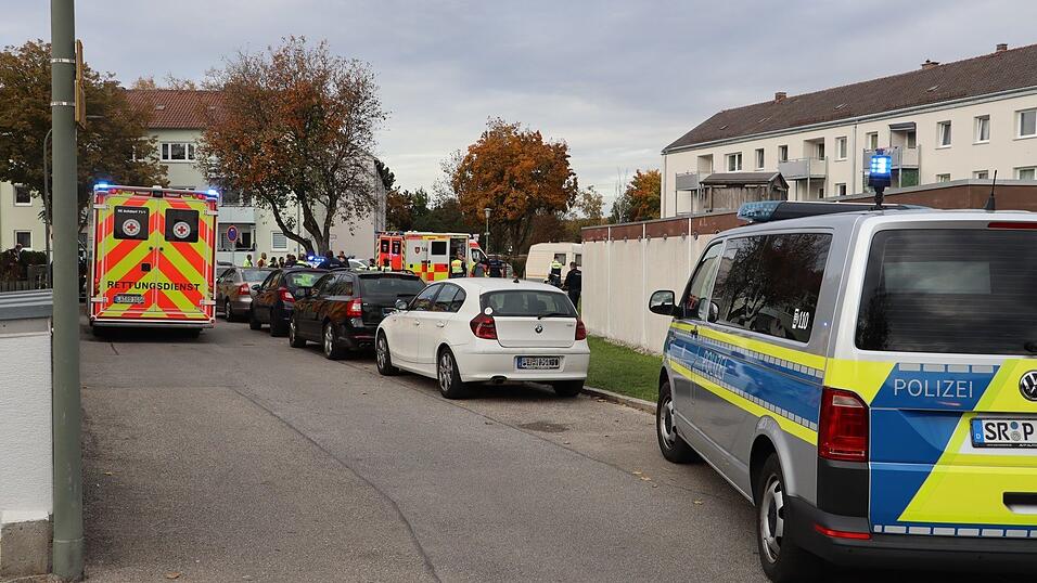 Drei Polizisten wurden während des Einsatzes verletzt und mussten ins Krankenhaus transportiert werden.