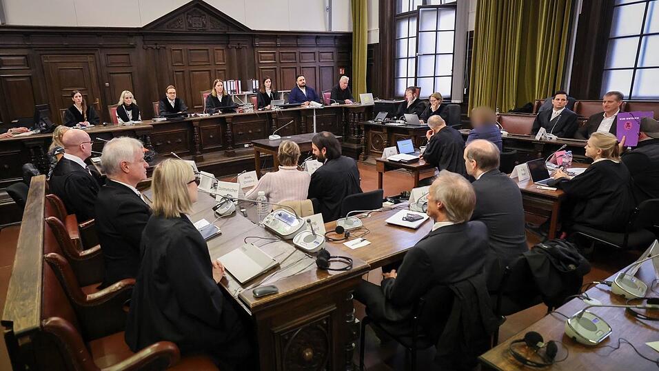 Die Beteiligten am Prozess gegen Christina Block und sechs Mitangeklagte hören den zweiten Tag in Folge die Aussage des mutmaßlichen Chefs der Entführer. Die Beteiligten am Prozess gegen Christina Block und sechs Mitangeklagte hören den zweiten Tag in Folge die Aussage des mutmaßlichen Chefs der Entführer.