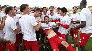 Würzburg feiert die Rückkehr in den Profifußball. Würzburg feiert die Rückkehr in den Profifußball.