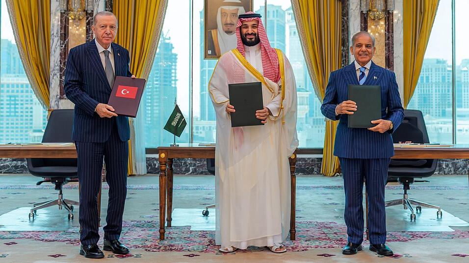 Der türkische Präsident Recep Tayyip Erdogan (v.l.), der saudische Kronprinz Mohammed bin Salman und der pakistanische Premierminister Shehbaz Sharif posieren nach der Unterzeichnung eines trilateralen Verteidigungsabkommens. Der türkische Präsident Recep Tayyip Erdogan (v.l.), der saudische Kronprinz Mohammed bin Salman und der pakistanische Premierminister Shehbaz Sharif posieren nach der Unterzeichnung eines trilateralen Verteidigungsabkommens.