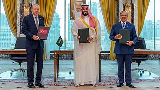 Der türkische Präsident Recep Tayyip Erdogan (v.l.), der saudische Kronprinz Mohammed bin Salman und der pakistanische Premierminister Shehbaz Sharif posieren nach der Unterzeichnung eines trilateralen Verteidigungsabkommens. Der türkische Präsident Recep Tayyip Erdogan (v.l.), der saudische Kronprinz Mohammed bin Salman und der pakistanische Premierminister Shehbaz Sharif posieren nach der Unterzeichnung eines trilateralen Verteidigungsabkommens.
