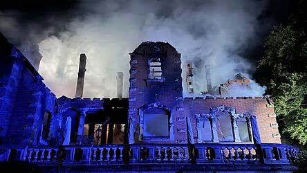 Ein Feuer verheerte das Jagdschloss Thiergarten in der Nacht auf den 6. Oktober. Wie realistisch ist ein Anschlag? Ein Feuer verheerte das Jagdschloss Thiergarten in der Nacht auf den 6. Oktober. Wie realistisch ist ein Anschlag?
