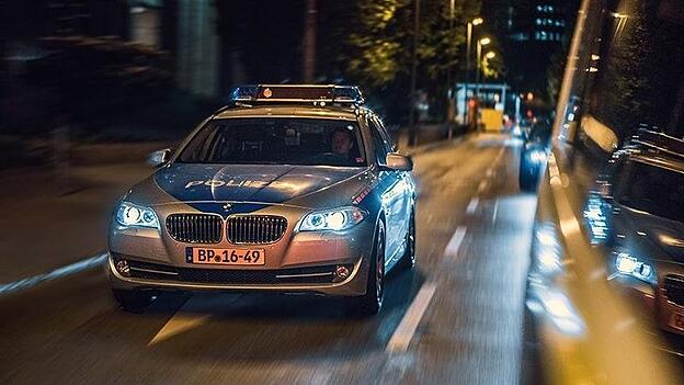 Bei der Verfolgung haben die Beamten nach drei Kilometern das Fahrzeug aus den Augen verloren. Bei der Verfolgung haben die Beamten nach drei Kilometern das Fahrzeug aus den Augen verloren.