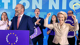 EU-Kommissionspräsidentin und EVP-Spitzenkandidatin Ursula von der Leyen bejubelt am Sonntagabend gemeinsam mit dem EVP-Chef und CSU-Spitzenkandidaten Manfred Weber den Sieg.