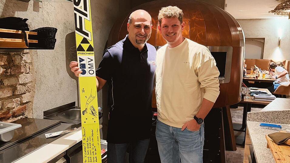 Thomas Morgenstern besuchte Domenico Infantino in dessen Lokal in Landau. Mit ins Il Camino brachte der erfolgreiche Skispringer einen seiner Sprungski, den er signierte.