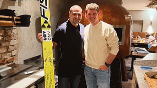 Thomas Morgenstern besuchte Domenico Infantino in dessen Lokal in Landau. Mit ins Il Camino brachte der erfolgreiche Skispringer einen seiner Sprungski, den er signierte.