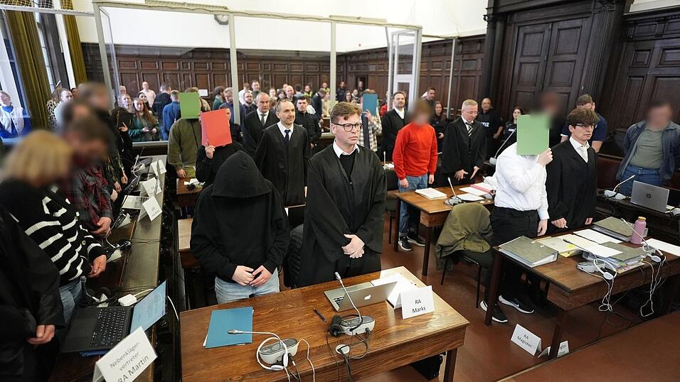 Weil die Angeklagten zum Tatzeitpunkt teils noch minderj&auml;hrig waren, wurde die   &Ouml;ffentlichkeit vom Prozess ausgeschlossen.