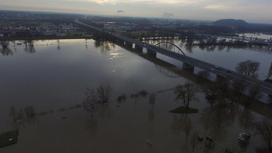 In Deggendorf ist die Lage am Sonntag noch angespannt.