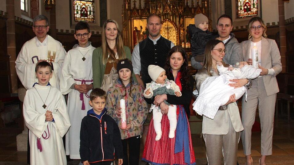 Pfarrer Johann Wutz mit den Eltern, Geschwistern und Patinnen mit den T&auml;uflingen.