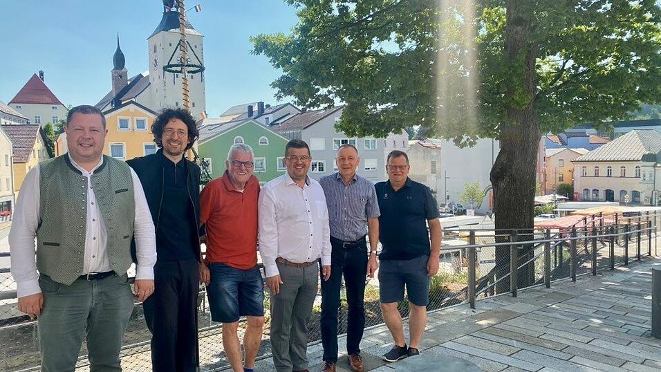 Sprechen sich für eine Satzungsänderung aus (v. l.): Michael Adam, Unterbezirksvorsitzender Dennis Schötz, Herbert Schreiner, Andreas Kroner, Robert Muhr und Fritz Schreder