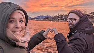 Spatzl, schau wia i schau: Rosemarie Vielreicher und Florian Pichlmaier am Chiemsee.