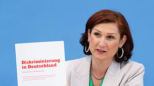 Ferda Ataman, Bundesbeauftragte f&uuml;r Antidiskriminierung, mahnt an, das gesellschaftliche Klima werde immer mehr von Hetze bestimmt. Die Wahlerfolge der AfD in Sachsen und in Th&uuml;ringen zeigten dies.