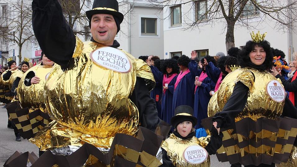 Gute Laune ist 2025 wieder mit tollen Verkleidungen beim Mainburger Faschingsumzug angesagt - wie auch hinterher bei der Party auf dem proppenvollen Marktplatz.