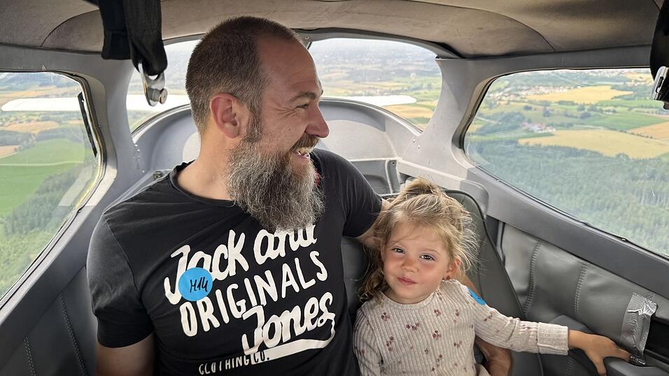 Ella und ihr Vater Anton bei ihrem Rundflug &uuml;bers heimische Bodenkirchen. F&uuml;r die Siebenj&auml;hrige war es der erste Flug ihres Lebens.
