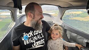 Ella und ihr Vater Anton bei ihrem Rundflug übers heimische Bodenkirchen. Für die Siebenjährige war es der erste Flug ihres Lebens. Ella und ihr Vater Anton bei ihrem Rundflug übers heimische Bodenkirchen. Für die Siebenjährige war es der erste Flug ihres Lebens.