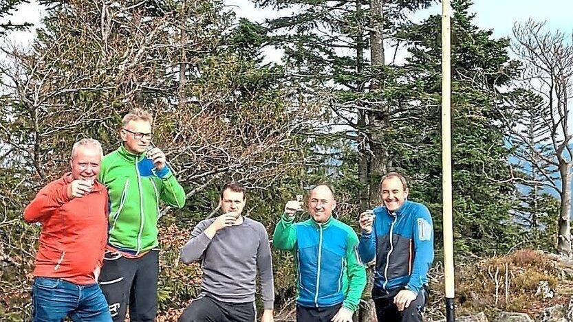 Acht Meter ist er hoch - der Maibaum auf dem 'Kleinen Riedelstein', den die 'Bangerl-Bauer' am Samstag aufgestellt haben. Nach getaner Arbeit gab's einen Schnaps. Acht Meter ist er hoch - der Maibaum auf dem 'Kleinen Riedelstein', den die 'Bangerl-Bauer' am Samstag aufgestellt haben. Nach getaner Arbeit gab's einen Schnaps.