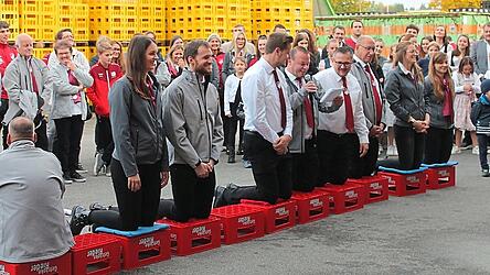Kniend bat der Festausschuss des TSVs mit Festleiter Martin Gritschmeier (knieend, 4. von links), um die Übernahme der Ämter.