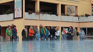 Ein prüfender Griff ins aktuell 28 Grad warme Wasser des Nichtschwimmerbeckens gehört für die Besucher im Freibad zum Rundgang dazu.