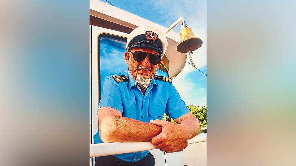 Ein Kapit&auml;n, wie er im Buche steht: Helmut Diller neben seinem Steuerhaus.