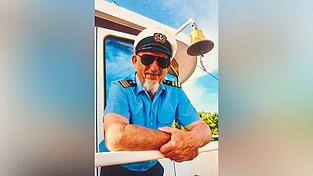 Ein Kapit&auml;n, wie er im Buche steht: Helmut Diller neben seinem Steuerhaus.