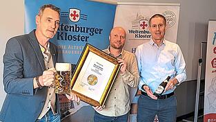 Biersommelier Oliver Hering vom ProBier-Club (von links) überreicht die Auszeichnung an Braumeister Darko Zimmer und Bischofshof-Geschäftsführer Till Hedrich. Foto: Jürgen Herda Biersommelier Oliver Hering vom ProBier-Club (von links) überreicht die Auszeichnung an Braumeister Darko Zimmer und Bischofshof-Geschäftsführer Till Hedrich. Foto: Jürgen Herda