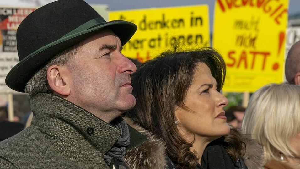 Sie stehen Seite an Seite und sind doch scharfe Konkurrenten: Bayerns Wirtschaftsminister Hubert Aiwanger und Landwirtschaftsministerin Michaela Kaniber. Sie stehen Seite an Seite und sind doch scharfe Konkurrenten: Bayerns Wirtschaftsminister Hubert Aiwanger und Landwirtschaftsministerin Michaela Kaniber.